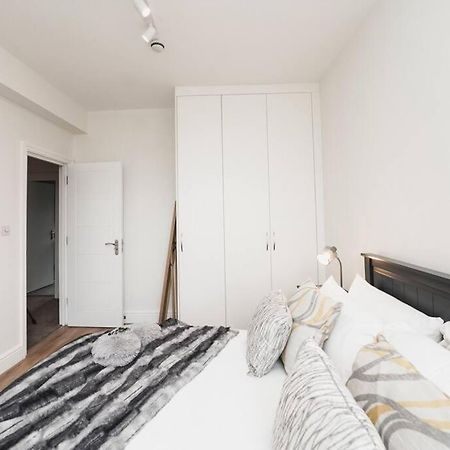 Newly Renovated Modern 4 Bed 3 Bath Apartment Лондон Екстер'єр фото