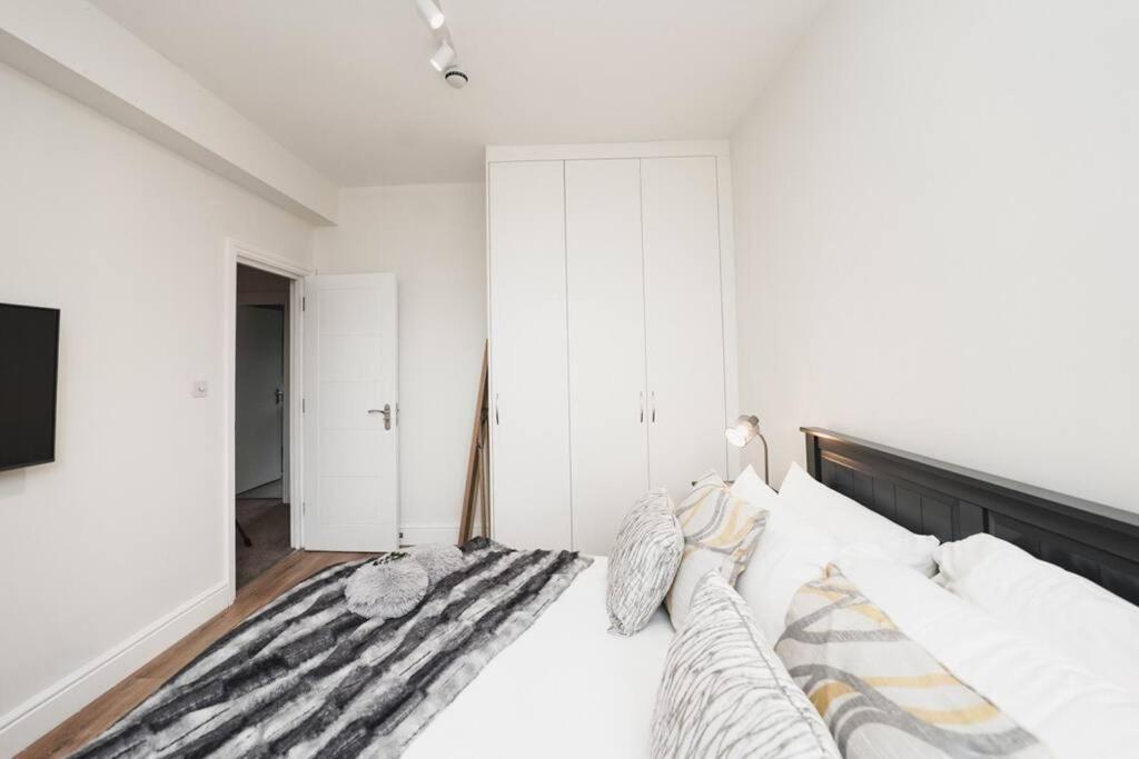 Newly Renovated Modern 4 Bed 3 Bath Apartment Лондон Екстер'єр фото