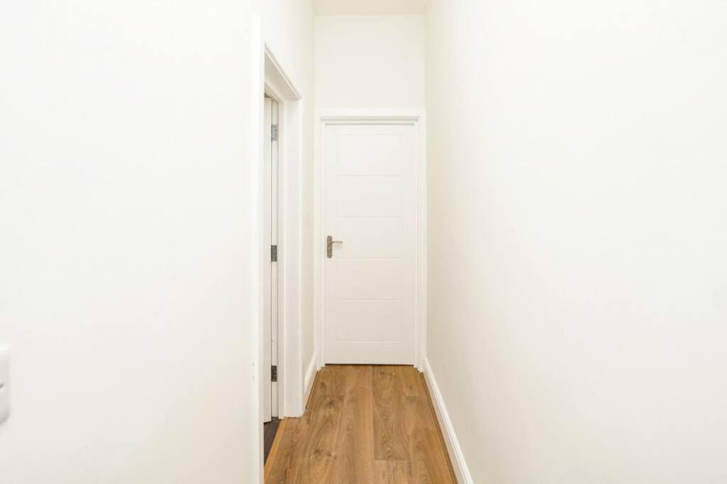 Newly Renovated Modern 4 Bed 3 Bath Apartment Лондон Екстер'єр фото