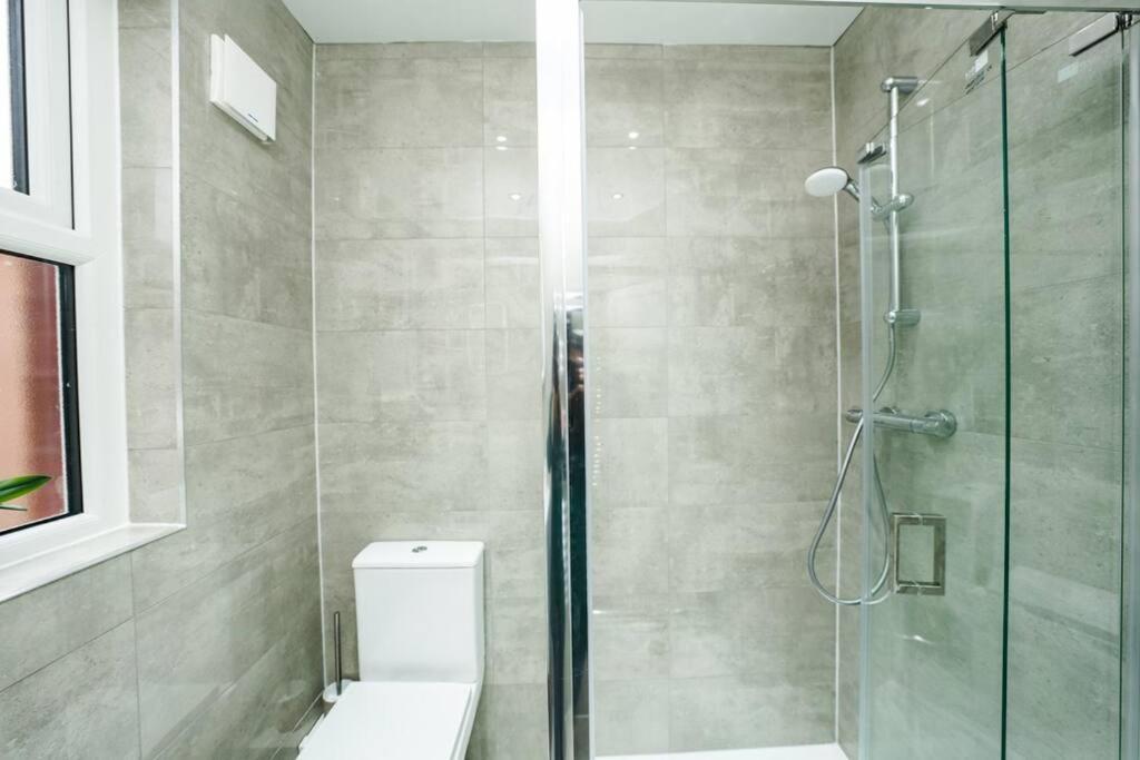 Newly Renovated Modern 4 Bed 3 Bath Apartment Лондон Екстер'єр фото