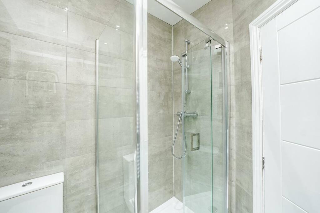 Newly Renovated Modern 4 Bed 3 Bath Apartment Лондон Екстер'єр фото