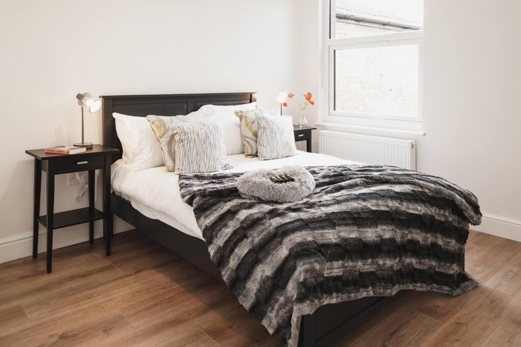 Newly Renovated Modern 4 Bed 3 Bath Apartment Лондон Екстер'єр фото