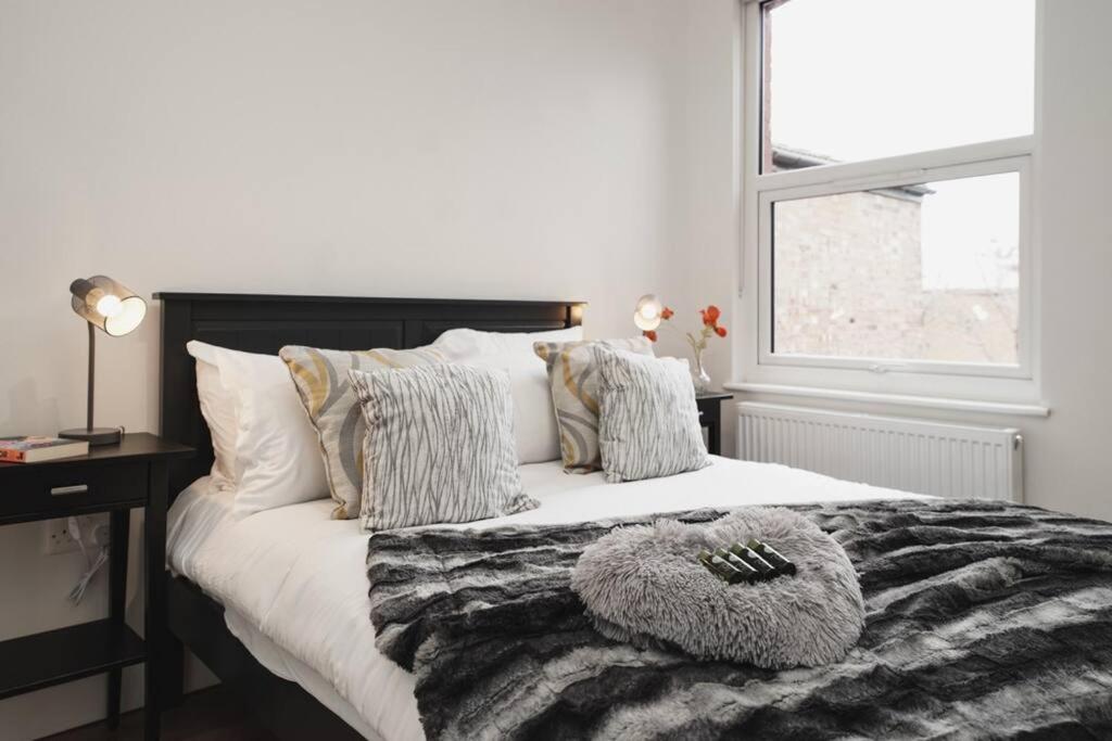 Newly Renovated Modern 4 Bed 3 Bath Apartment Лондон Екстер'єр фото