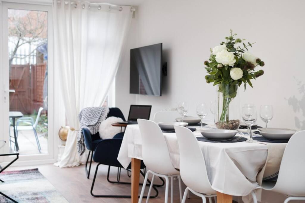 Newly Renovated Modern 4 Bed 3 Bath Apartment Лондон Екстер'єр фото