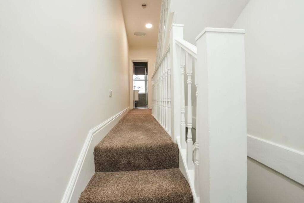Newly Renovated Modern 4 Bed 3 Bath Apartment Лондон Екстер'єр фото
