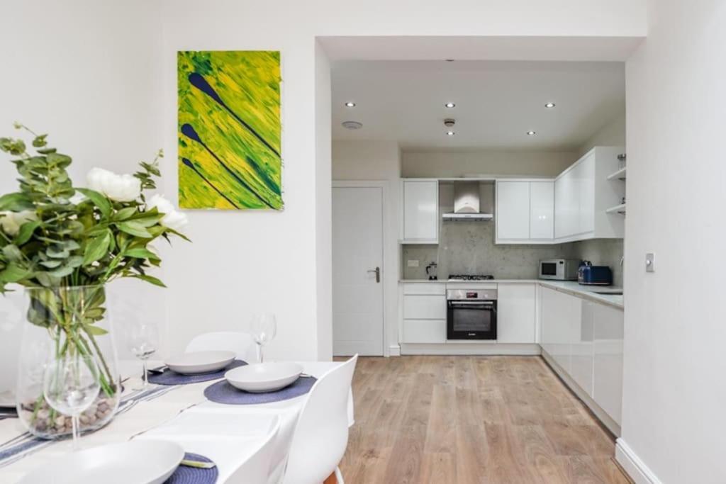 Newly Renovated Modern 4 Bed 3 Bath Apartment Лондон Екстер'єр фото