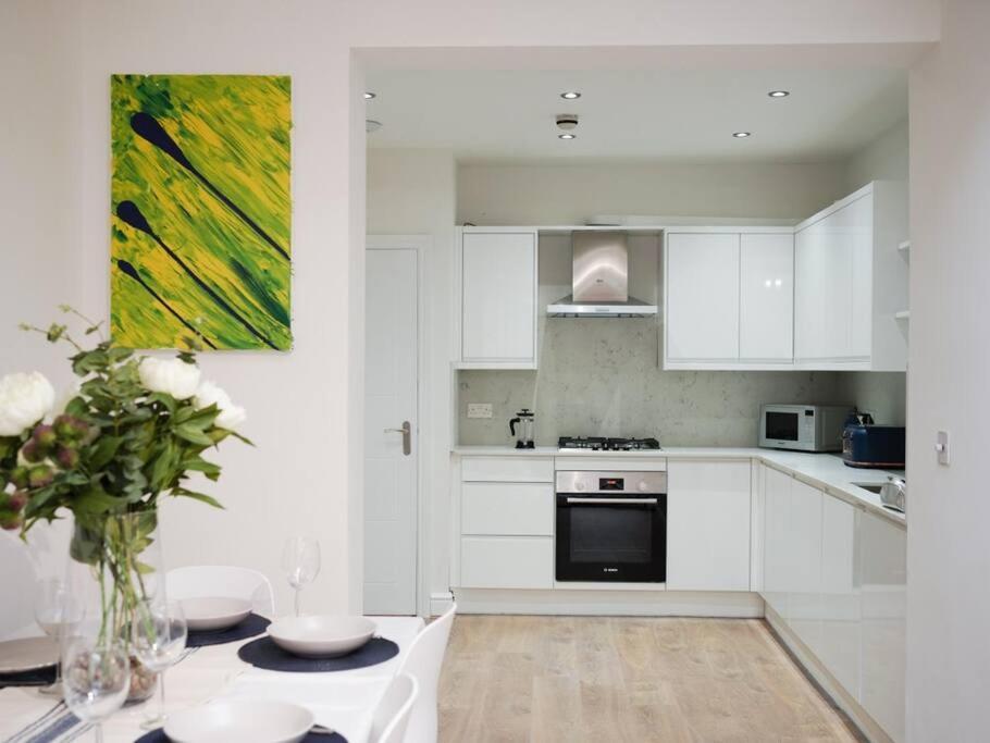 Newly Renovated Modern 4 Bed 3 Bath Apartment Лондон Екстер'єр фото