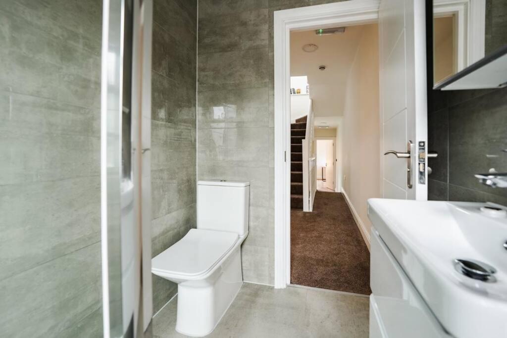 Newly Renovated Modern 4 Bed 3 Bath Apartment Лондон Екстер'єр фото