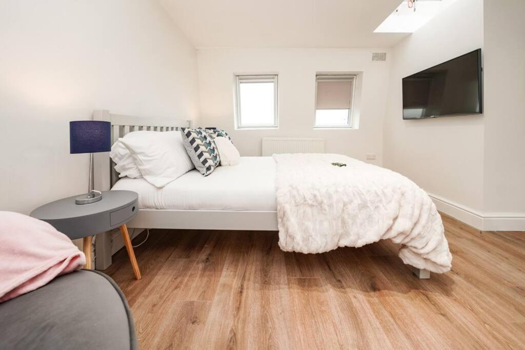 Newly Renovated Modern 4 Bed 3 Bath Apartment Лондон Екстер'єр фото