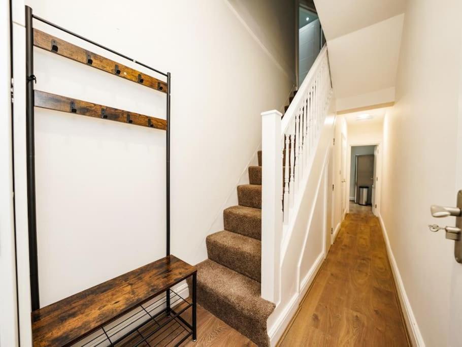 Newly Renovated Modern 4 Bed 3 Bath Apartment Лондон Екстер'єр фото