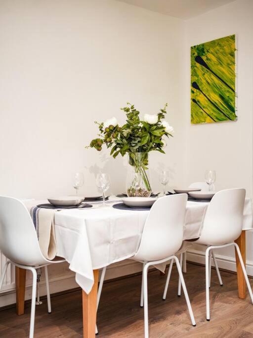 Newly Renovated Modern 4 Bed 3 Bath Apartment Лондон Екстер'єр фото