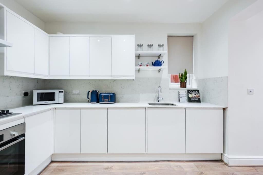 Newly Renovated Modern 4 Bed 3 Bath Apartment Лондон Екстер'єр фото
