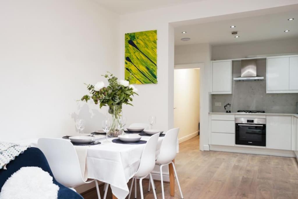 Newly Renovated Modern 4 Bed 3 Bath Apartment Лондон Екстер'єр фото