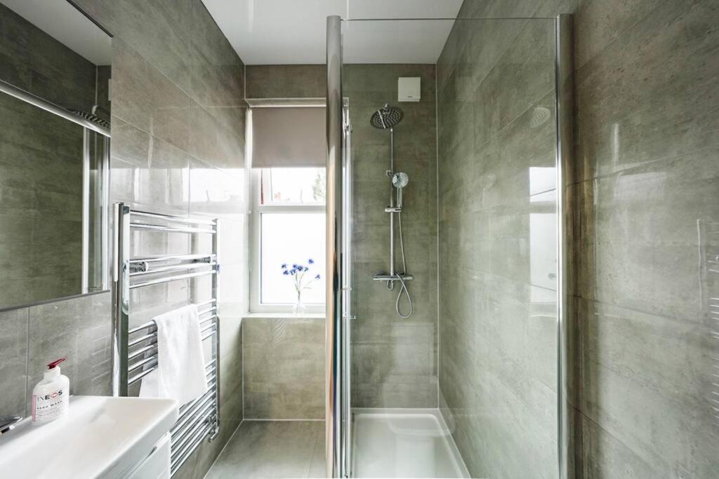 Newly Renovated Modern 4 Bed 3 Bath Apartment Лондон Екстер'єр фото