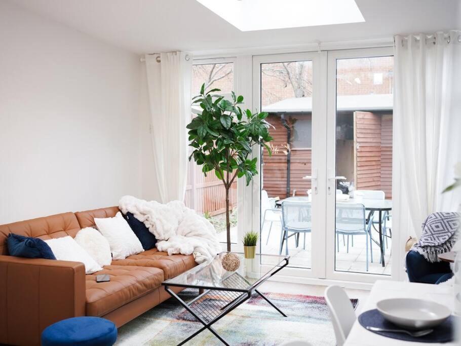 Newly Renovated Modern 4 Bed 3 Bath Apartment Лондон Екстер'єр фото