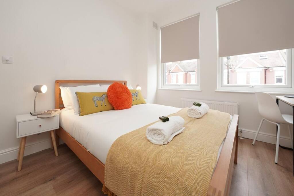 Newly Renovated Modern 4 Bed 3 Bath Apartment Лондон Екстер'єр фото