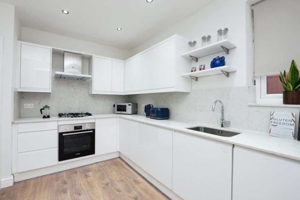 Newly Renovated Modern 4 Bed 3 Bath Apartment Лондон Екстер'єр фото