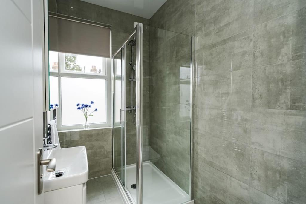 Newly Renovated Modern 4 Bed 3 Bath Apartment Лондон Екстер'єр фото