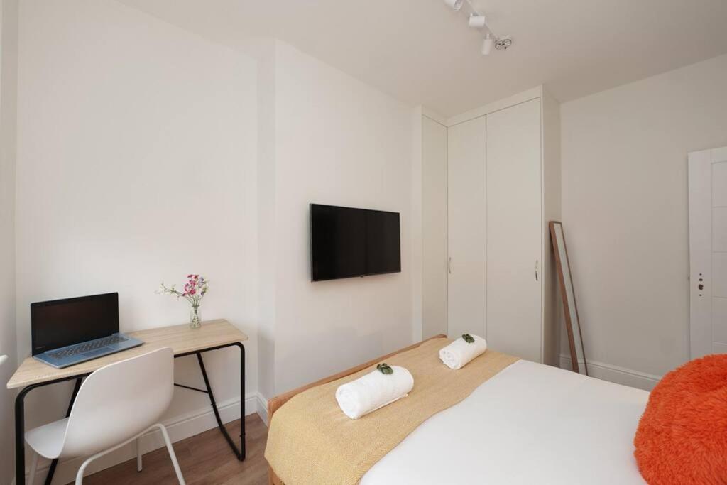 Newly Renovated Modern 4 Bed 3 Bath Apartment Лондон Екстер'єр фото